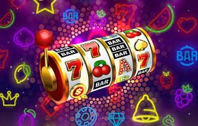 Pengguna bermain game slot dan esports di aplikasi bob69